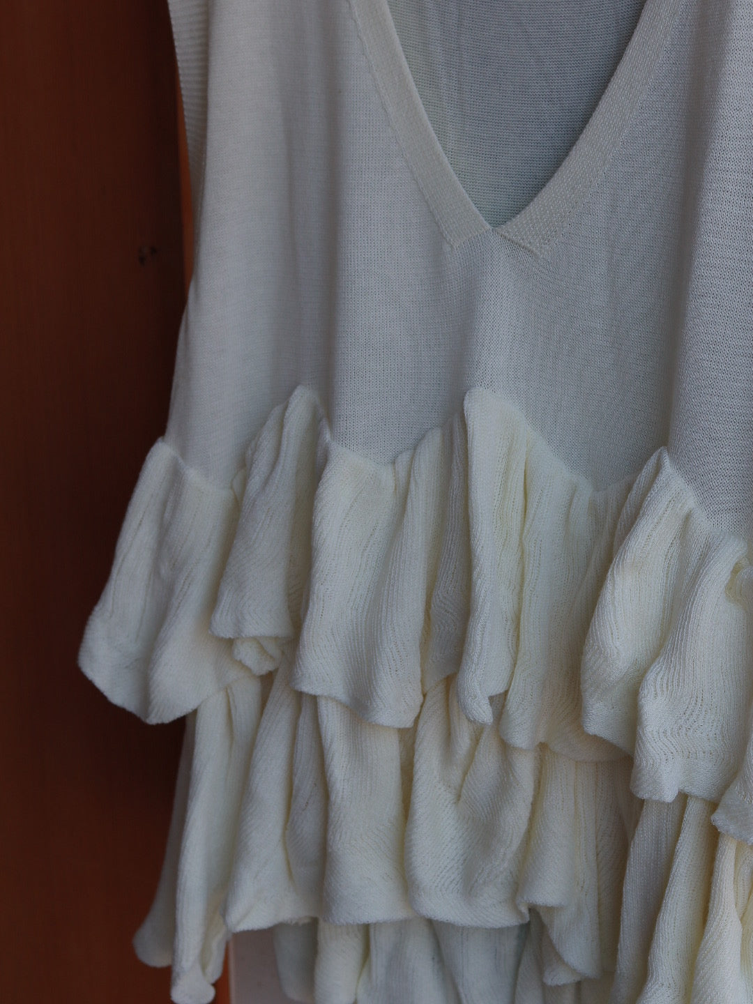 Round frill knit vest