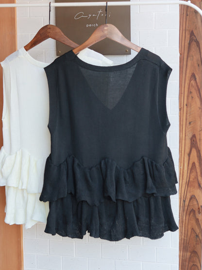 Round frill knit vest