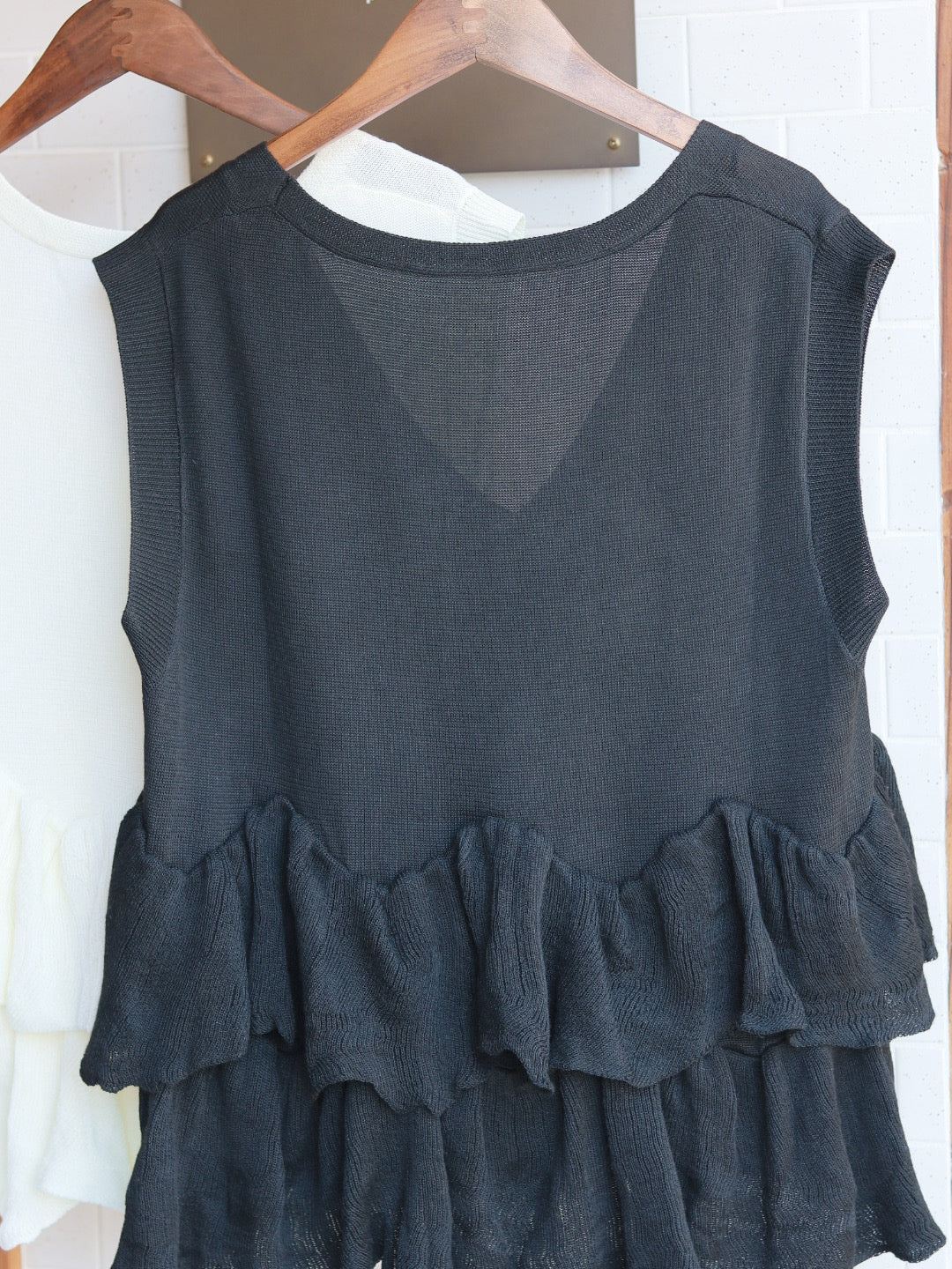 Round frill knit vest