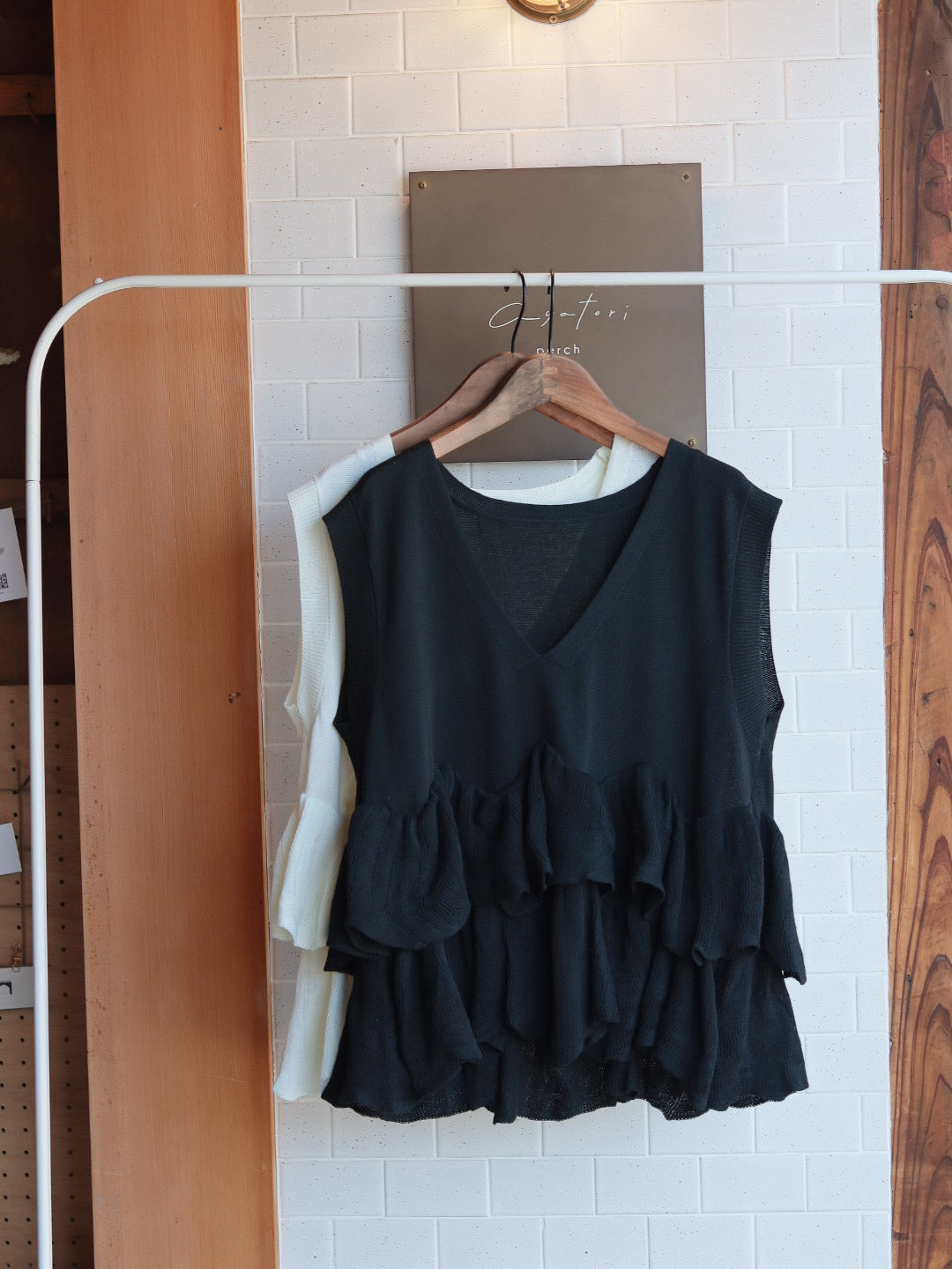 Round frill knit vest