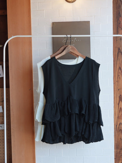 Round frill knit vest