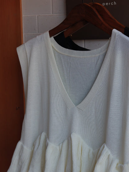 Round frill knit vest